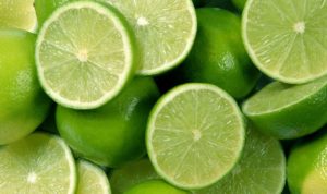 Limões cortados ao meio para chá de limão para gordura no fígado