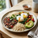 Refeição saudável com ovos, feijão, vegetais, abacate e arroz integral para aumentar a saciedade